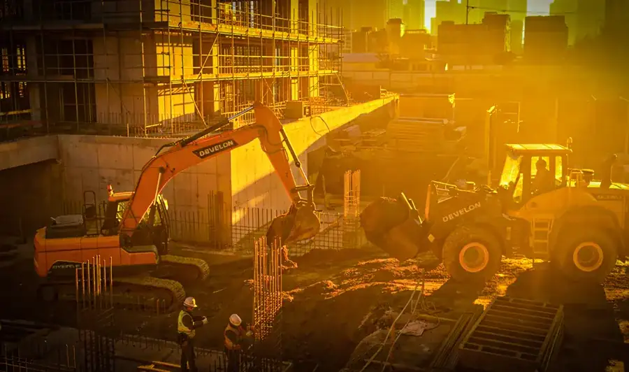 Obra de construcción con maquinaria de movimiento de tierra